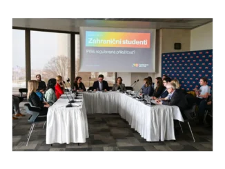 Debata o vízech: Vysoká škola NEWTON na scéně