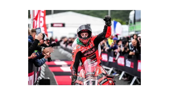WorldSBK v Mostě: Kdo přetlačí Bulegu?